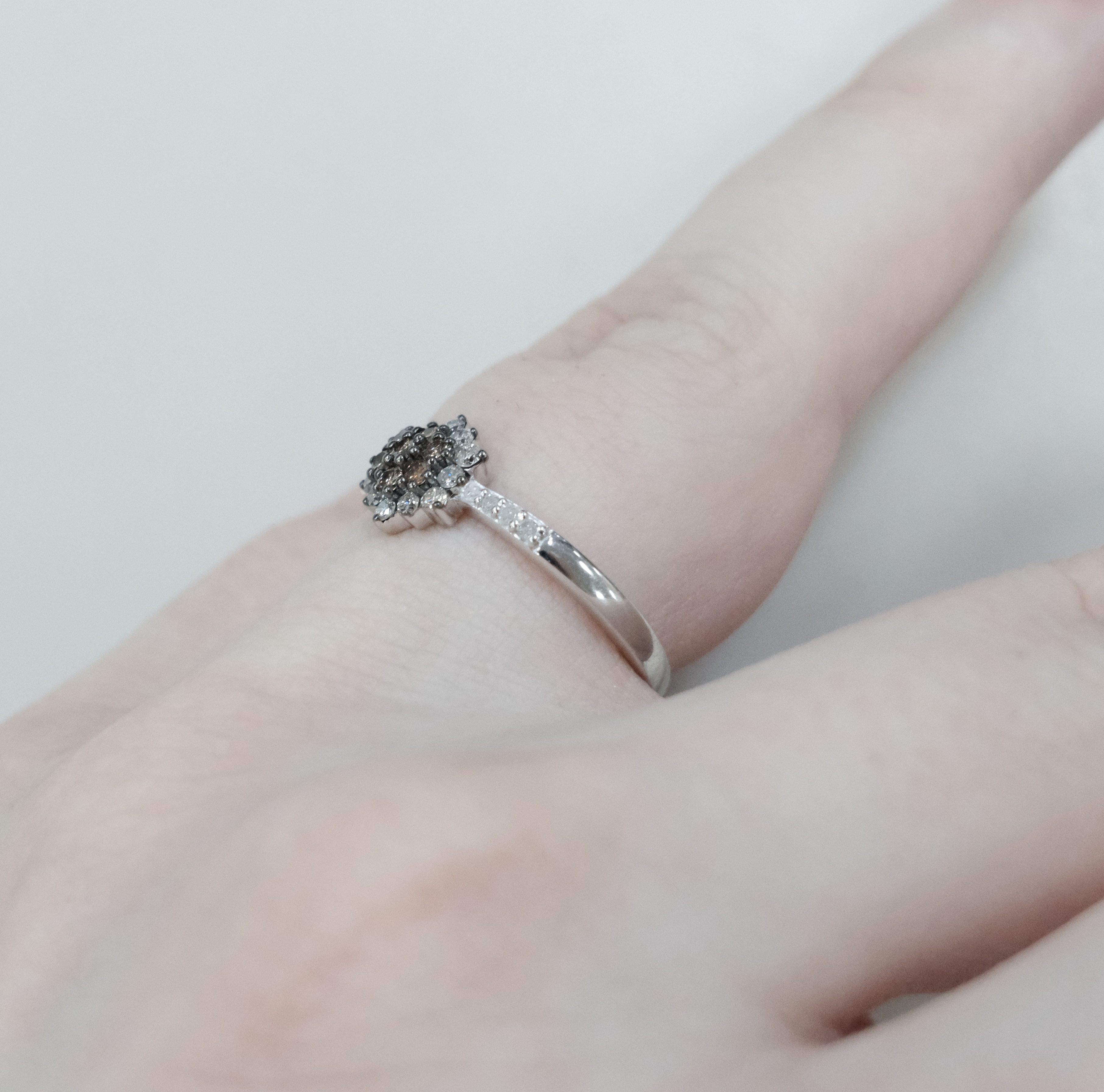 Серебряное кольцо с коньячными бриллиантами